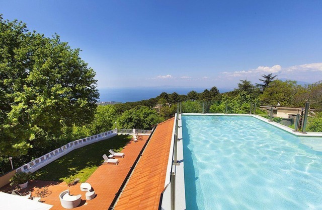 Villa Godiva: A splendid and luminous two-story villa located on a hillside, facing the sea, with Free WI-FI.
