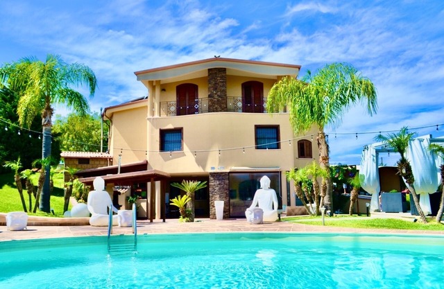 VILLA GRISI with swimming pool and independent garden