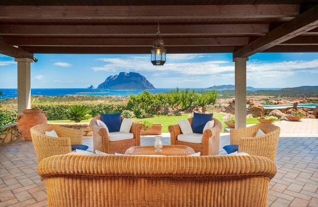 Villa Halliv - infinity pool overlooking Tavolara bay
