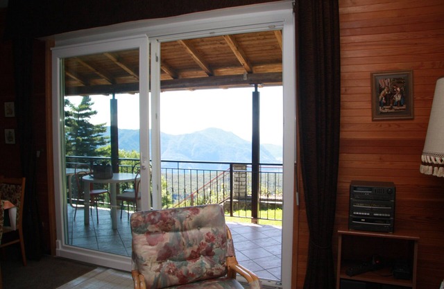 Villa in a sunny location on a large property with panoramic views of the lake, inexpensive