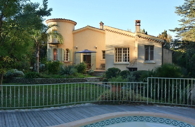 Villa in an enclosed 3608 sq ft garden planted with trees