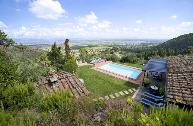 Villa in Colle Di Compito with 3 bedrooms sleeps 8