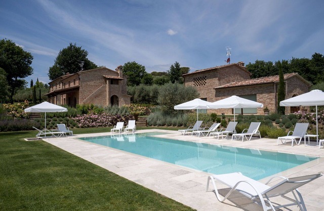 Villa in Foiano Della Chiana with 6 bedrooms sleeps 14