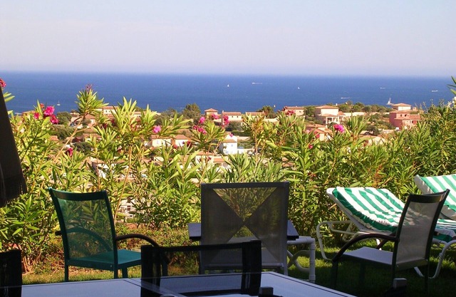 VILLA IN GOLF WITH SEA VIEW AND SWIMMINGPOOL Ste-MAXIME NEAR ST-TROPEZ FOR 4 PEOPLE