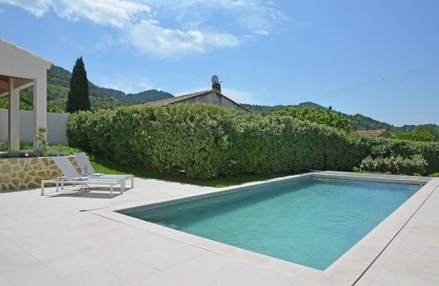 Villa in Malaucène with Heated Pool