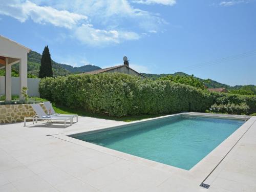 Villa in Malaucène with Heated Pool