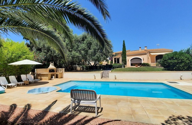 Villa in secure area of 3400m2 with swimming pool