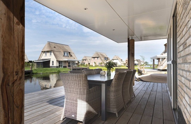 Villa in Tjeukemeer with Sauna