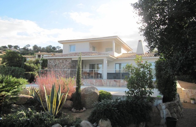 Villa in very good standing with swimming pool near a beautiful beach
