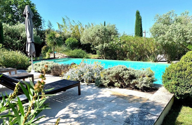 Villa infinity pool near Lourmarin