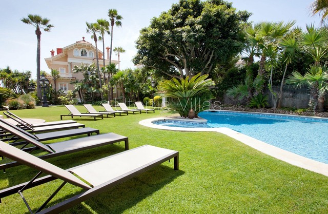 Villa Isla Cozumel by Utopia Vilas: beach front villa for 15 people in Sitges