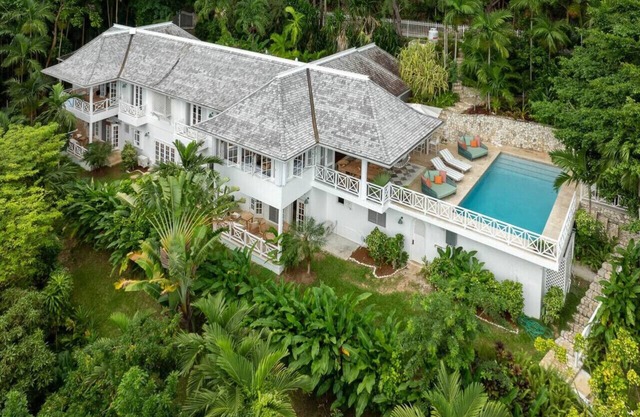 Villa Jamille Stunningly Designed w/Pool, Sauna & Beach Access