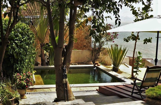 Villa Joko: Beach at 20m, ecological swimming pool, ocean view, pension
