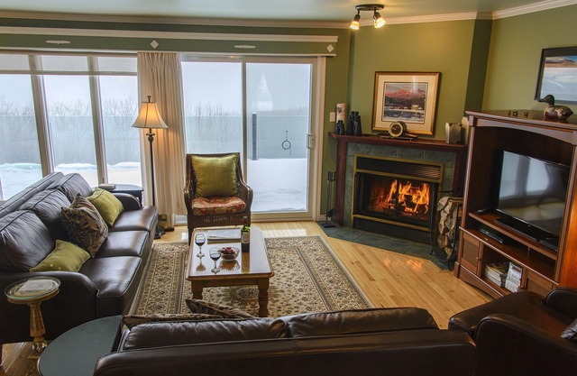 Villa Julie,53-acre domain with spectacular views on the river,2-km hiking trail