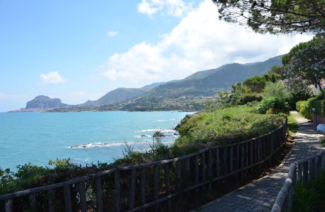 Villa La Mimosa Gialla, Residence with private access to the sea