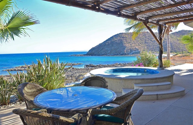 Villa Langosta: 4 BR Oceanfront w/Jacuzzi, Steps from Bay of Dreams Beach