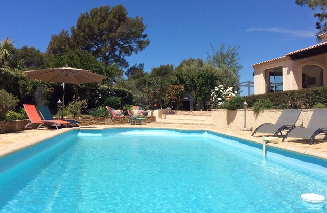 Villa Le Beausset quiet close to beaches.
