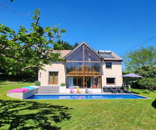VILLA "Le Jardin" 4 étoiles - Piscine chauffée couloir 12m - Spa Balnéo Hammam - 4 Chambres dont une Love Room de 35m2 avec lit rond, vidéo projecteur Netflix, climatisation