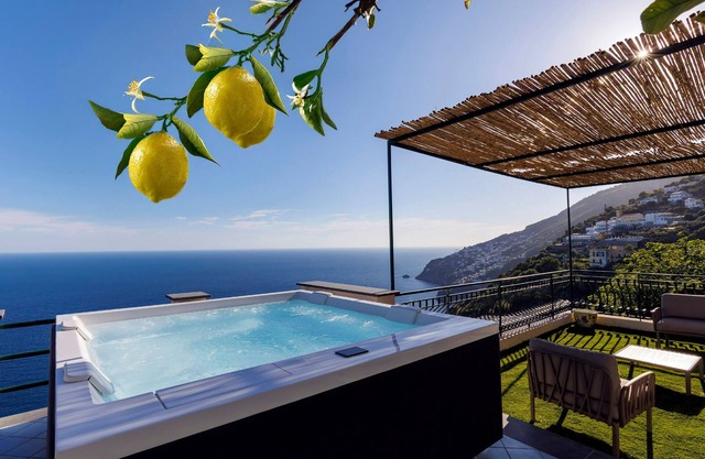 Villa Le Porpore between Positano and Amalfi, with an enchanting sea view.
