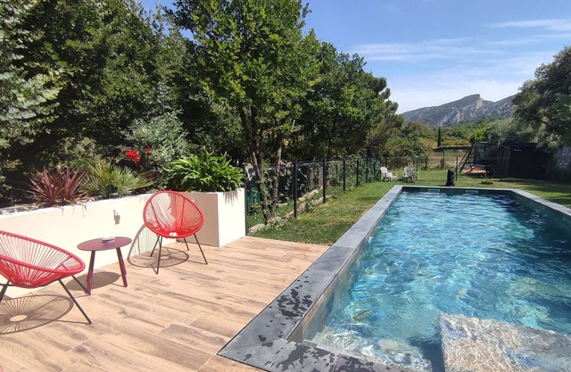 Villa "Les chênes" Luberon Maubec, large swimming pool.