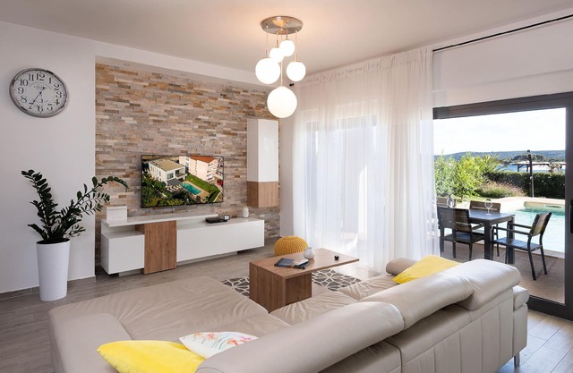 Villa "Lu-Ma" with view of the water