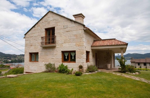 VILLA, LUXURY, SEA VIEWS, 10 MINUTES FROM VIGO