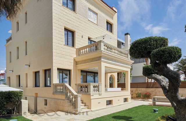 Villa Madonna Impressive maritime villa with private pool & garden from the center of Sitges