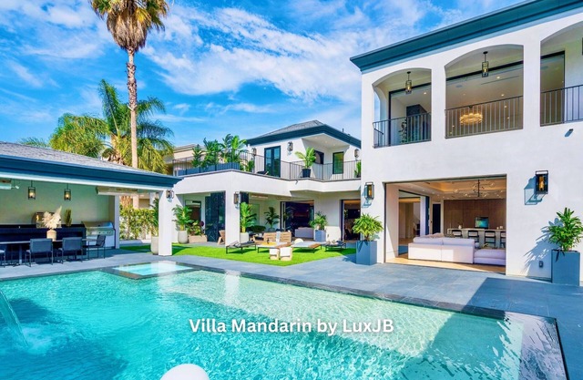 Villa Mandarin by LuxJB 🏆 Beverly Hills Mansion w Maid 🏆 Steps from Rodeo Drive