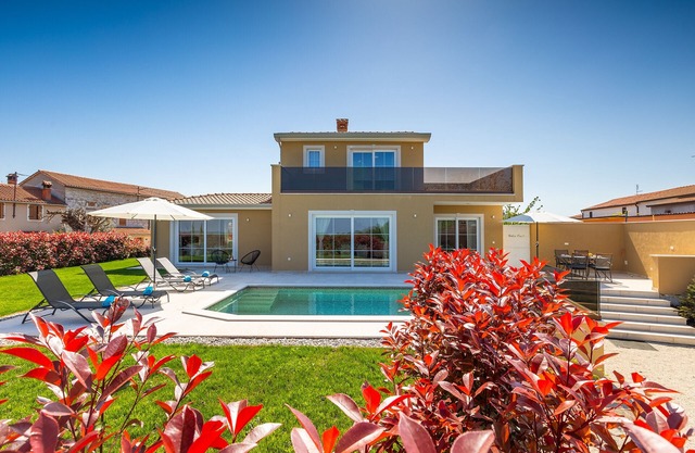 Villa Marilena for 4 people, panoramic view, near the Parenzana cycle path.