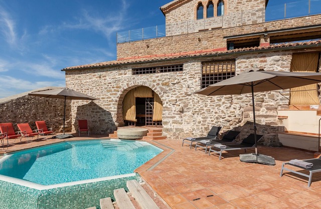 Villa Masia de Queralt with Mountain View, Pool, Garden, A/C & Wi-Fi