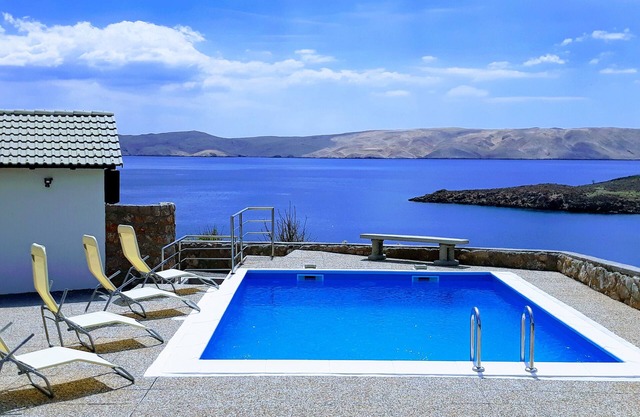 Villa Mihaela - Beachfront apartment "Mario" with sea view and pool
