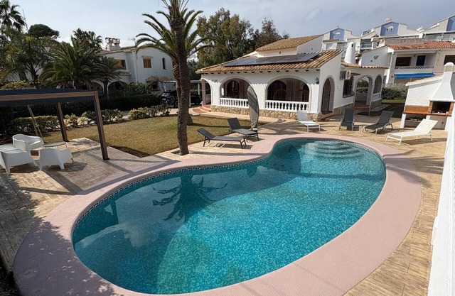 Villa mit Pool Nahe Sandstrand