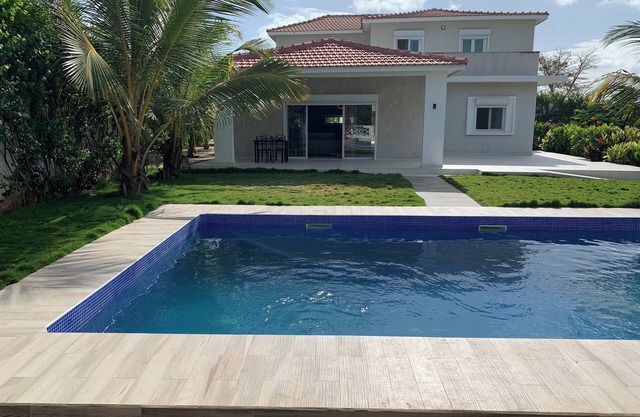 Villa Moderne de 2000m2 Avec Grande Piscine Chauffée Sécurisée Pour les Enfants