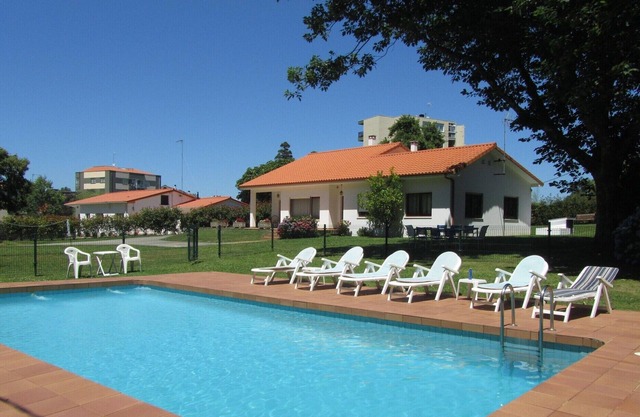 Villa near the beach, with pool, large garden and barbecue.