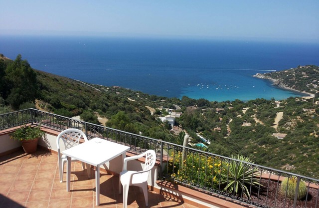 Villa Nettuno with a breathtaking view of the bay of Torre delle Stelle