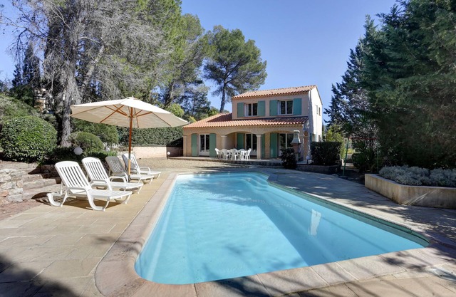 villa of charm, a haven of peace under the umbrella pines, 15 minutes of the sea