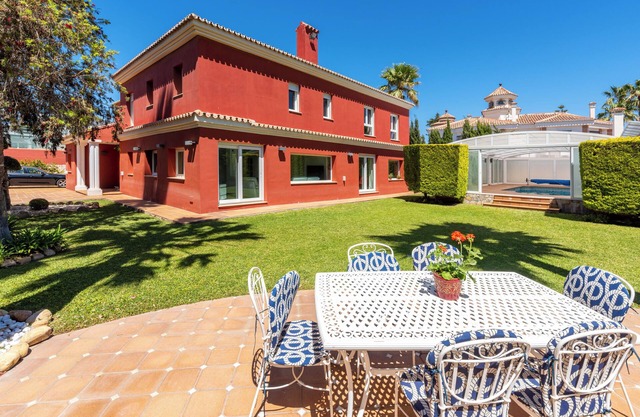 Villa 'Ohana 1 Luxury Villa' near Beach with Heated Pool, Terrace & Wi-Fi