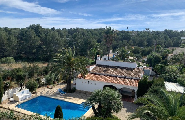 Villa on wooded grounds, peaceful area, 9x4 pool, 7 min from the beach