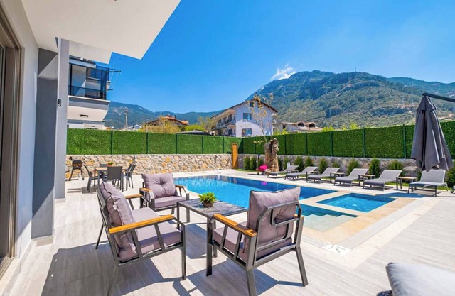 Villa Ophelia Bir - Four Bedroom Villa, Sleeps 8