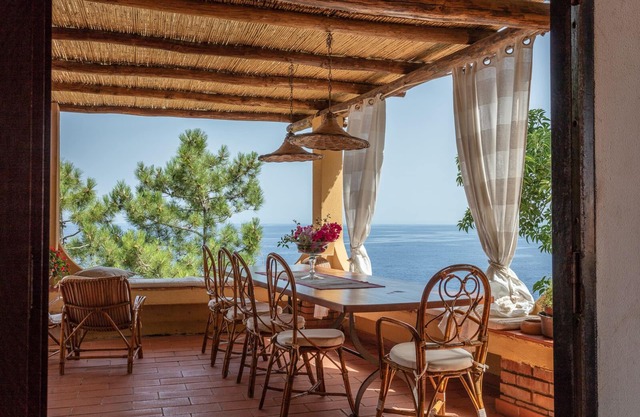 Villa overlooking the sea with private access