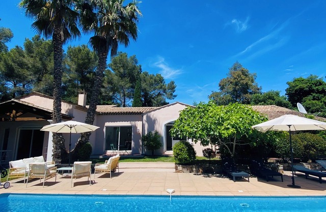 Villa Pardigon with large pool & private gardens - 300m walk to the beach!