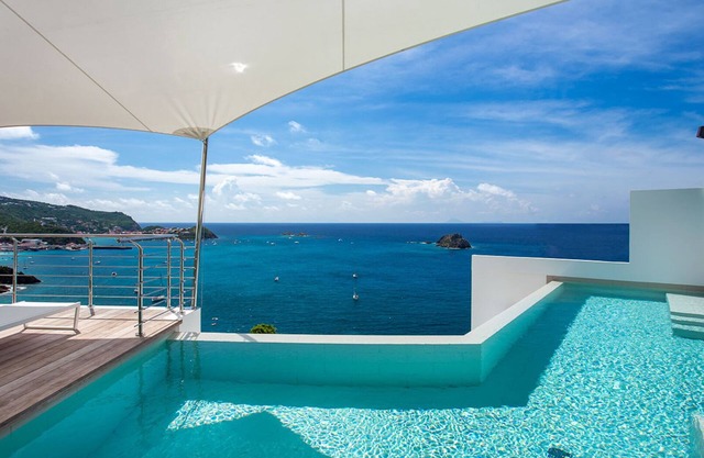Villa Passage with magnificent ocean and harbor views!