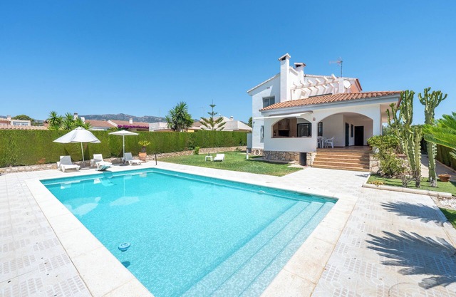 Villa 'Ponent' with Sea Views, Private Pool and Wi-Fi