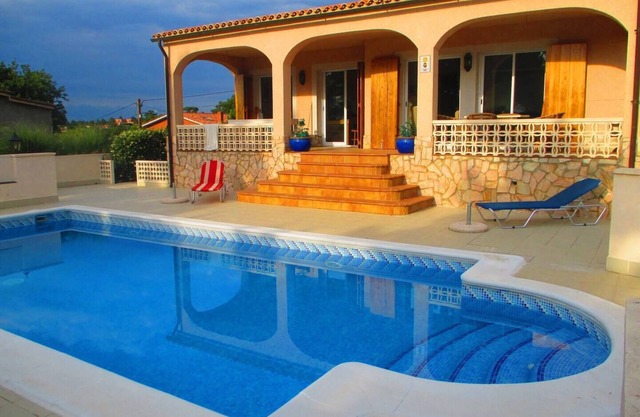 Villa & private pool, 20 min from the beach