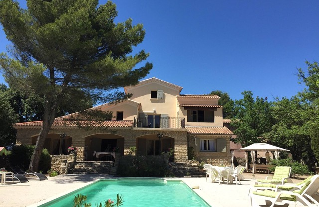 Villa provençale, with swimming pool, Mont Ventoux, 3 bedrooms, sleeps 6