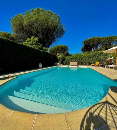 Villa provençale Golfe St Tropez climatisée piscine chauffée, Spa, billard, Wifi haut débit pro