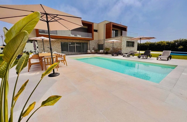 Villa 'Ria Lounge House' with Private Terrace, Balcony and Wi-Fi