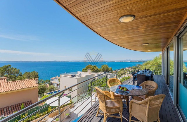 Villa Sammy, luxurious holiday house with sea views in Alcudia