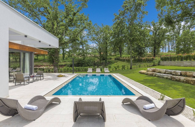 Villa Sara-luxury villa with large heated swimming pool,privat parking