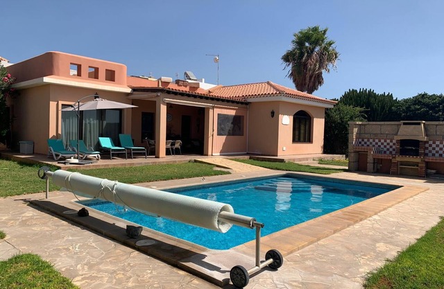 -Villa Savannah- private pool + jacuzzi, tropical garden, great views & tranquillity